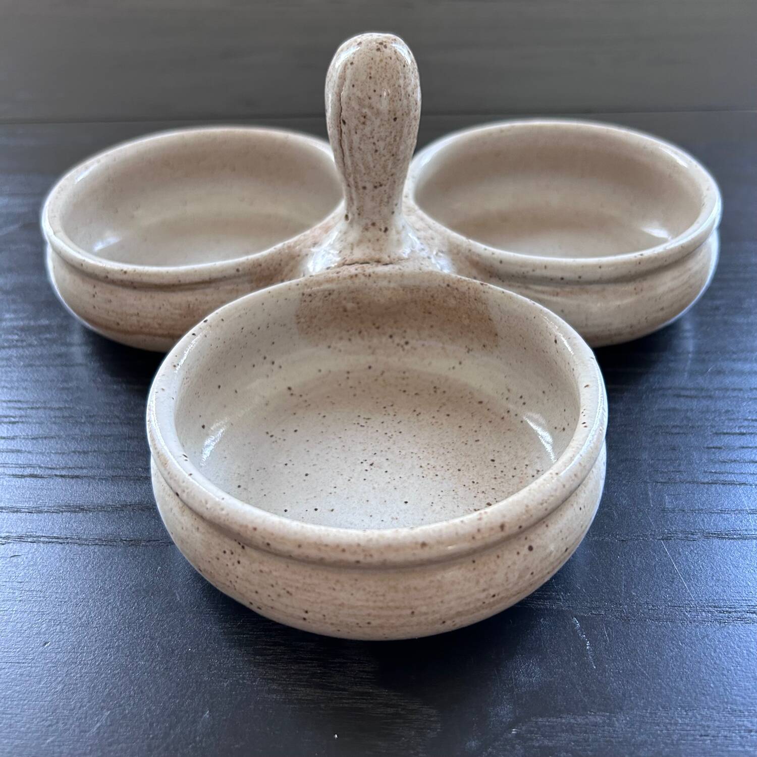 Beige stoneware servant