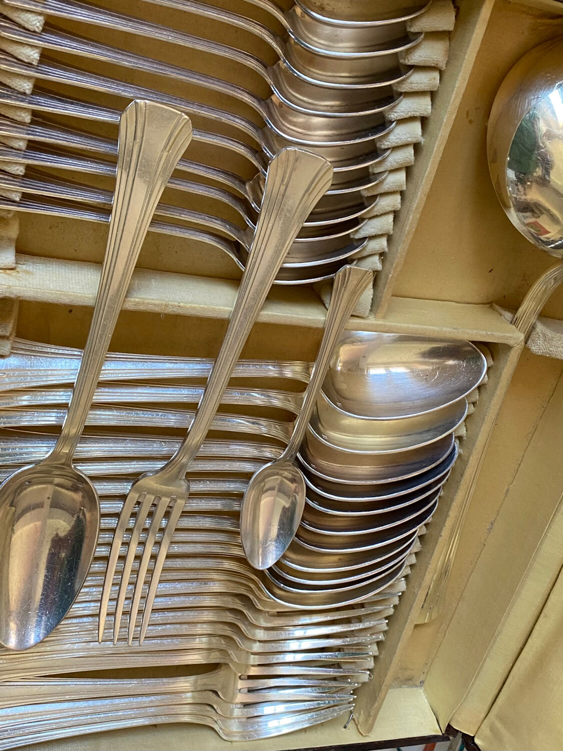 Silver metal cutlery set