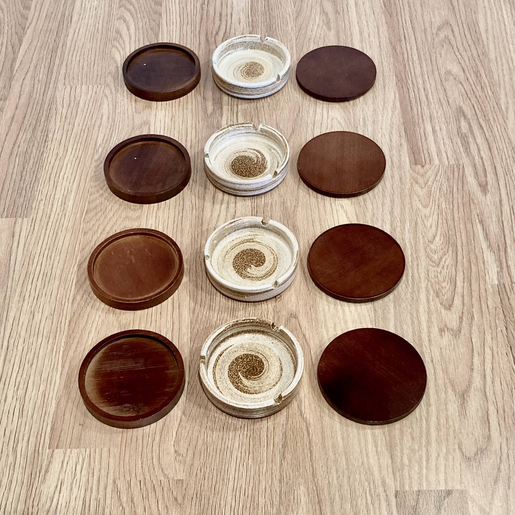 Ensemble de quatre cendriers design scandinave.