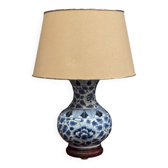 Blue and white porcelain lamp from China, 20th century, on wooden stand