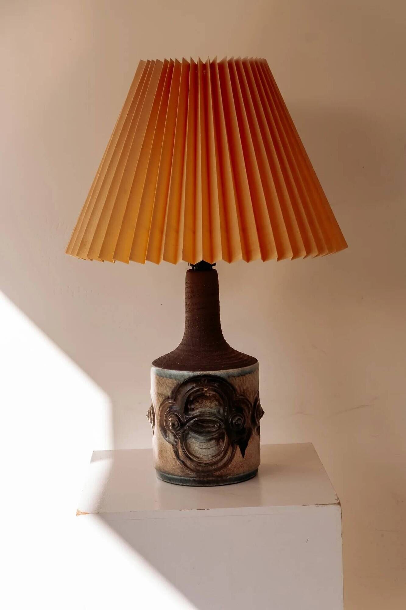Lampe de table en céramique par IB Oluf Hansen avec abat-jour plissé