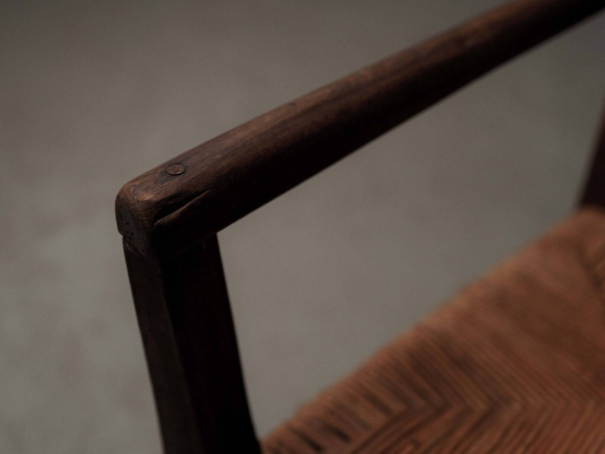 Old peasant armchair in solid wood and woven straw – Auvergne, 19th century.