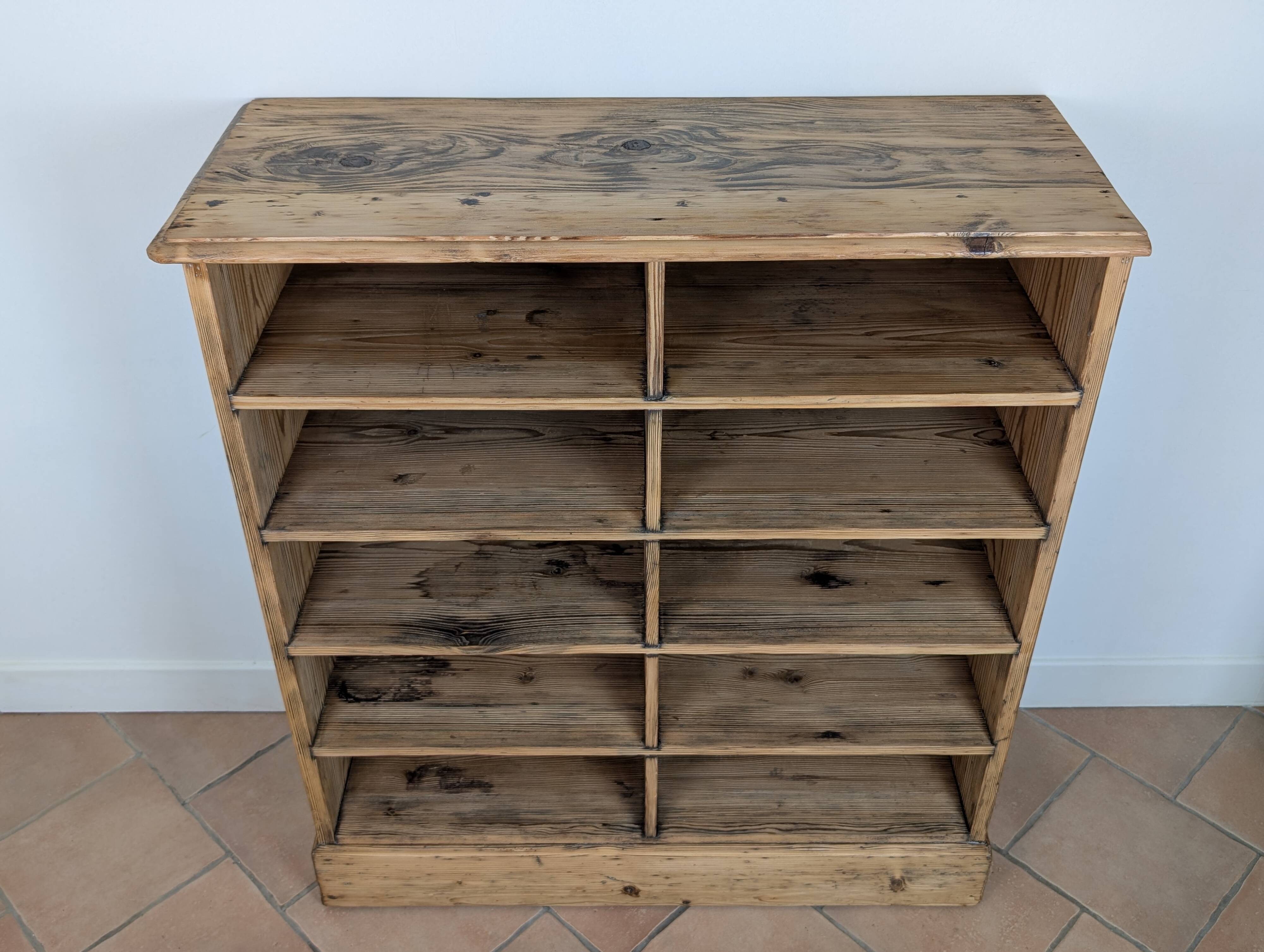 Workshop furniture with lockers