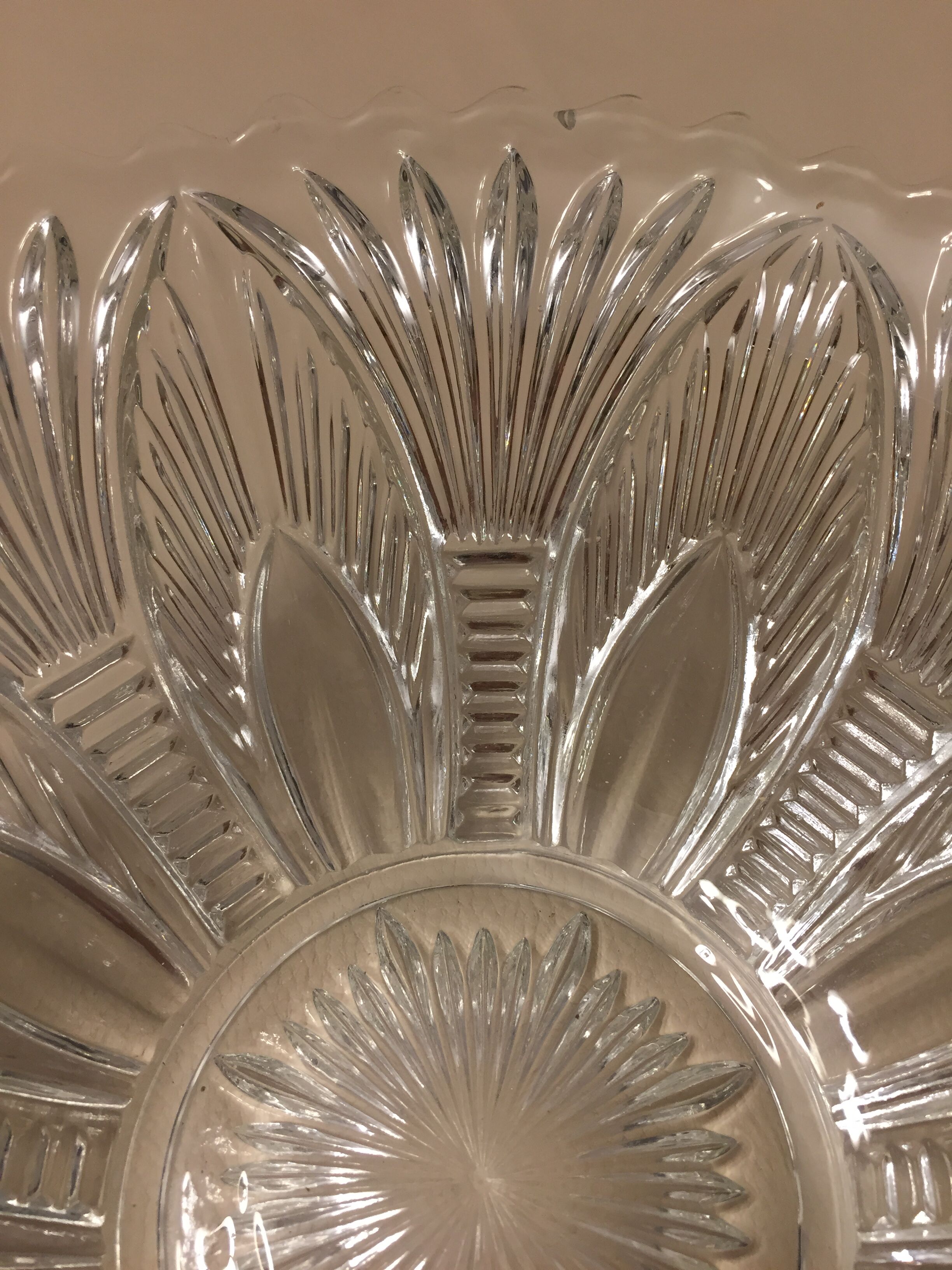 Chiseled glass bowl with palm patterns