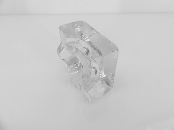 Cendrier sculptural en verre clair, modèle Puzzle, design Bertil Vallien, B