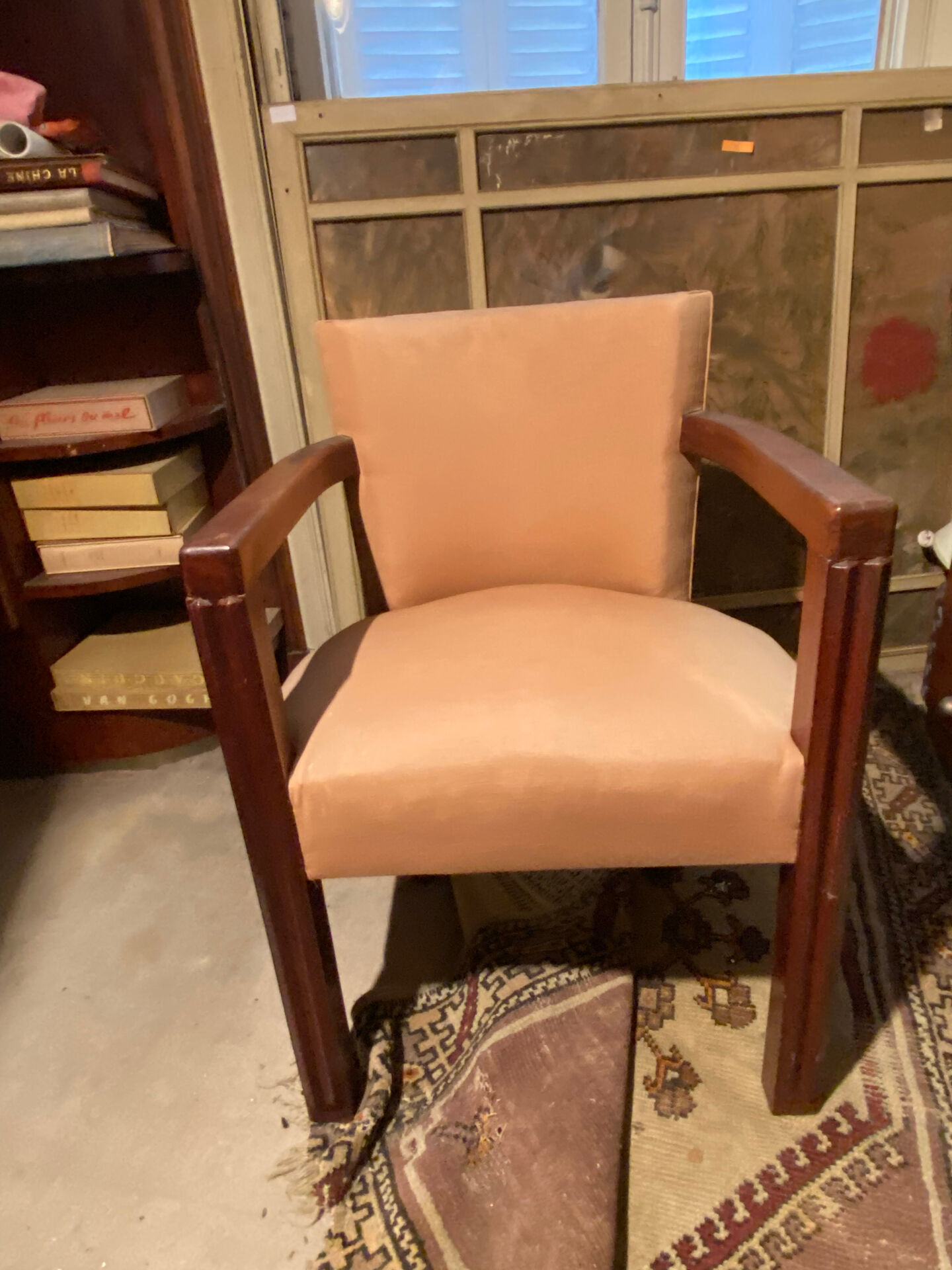 Fauteuil vintage avec structure et accoudoirs en bois