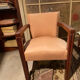 Fauteuil vintage avec structure et accoudoirs en bois