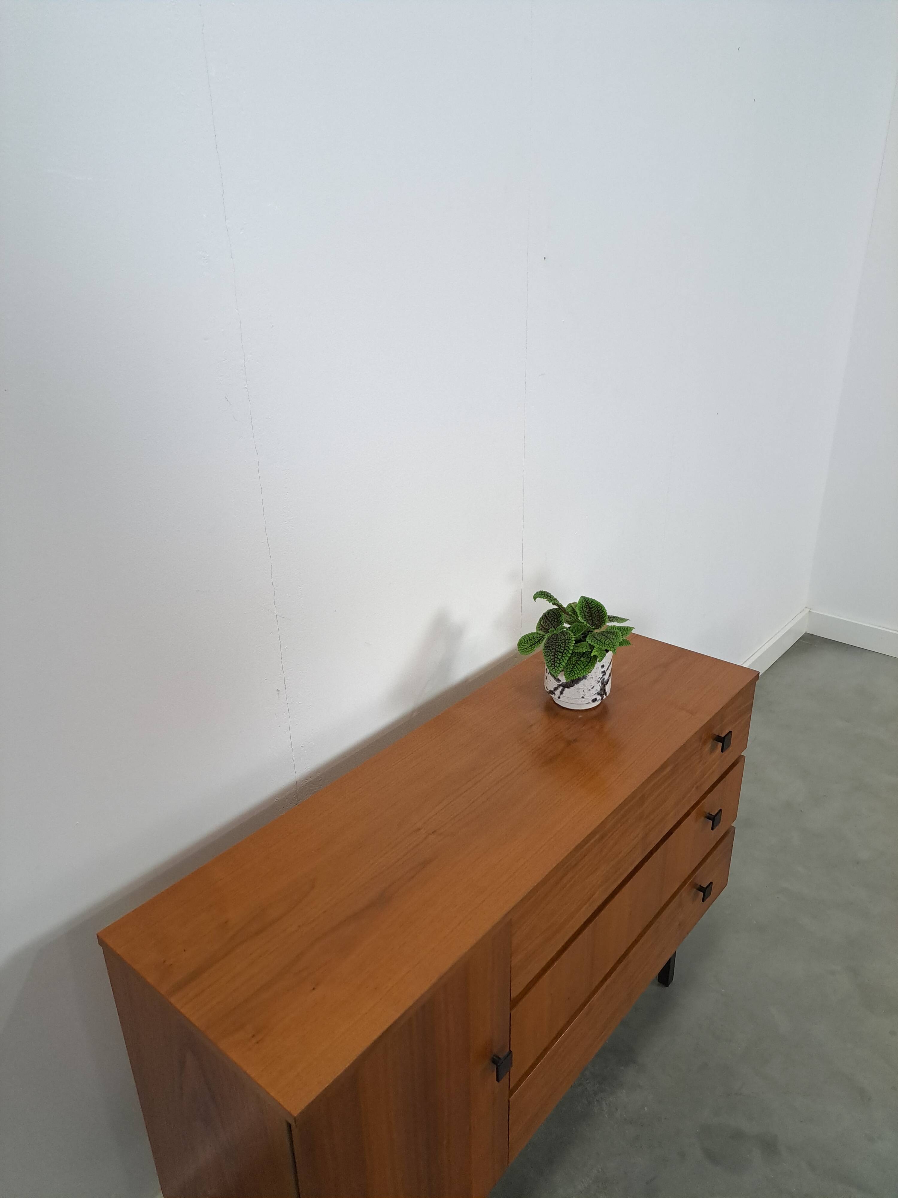 Armoire avec espace de rangement et poignées noires, buffet vintage