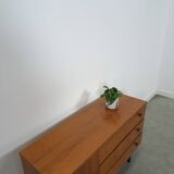 Armoire avec espace de rangement et poignées noires, buffet vintage