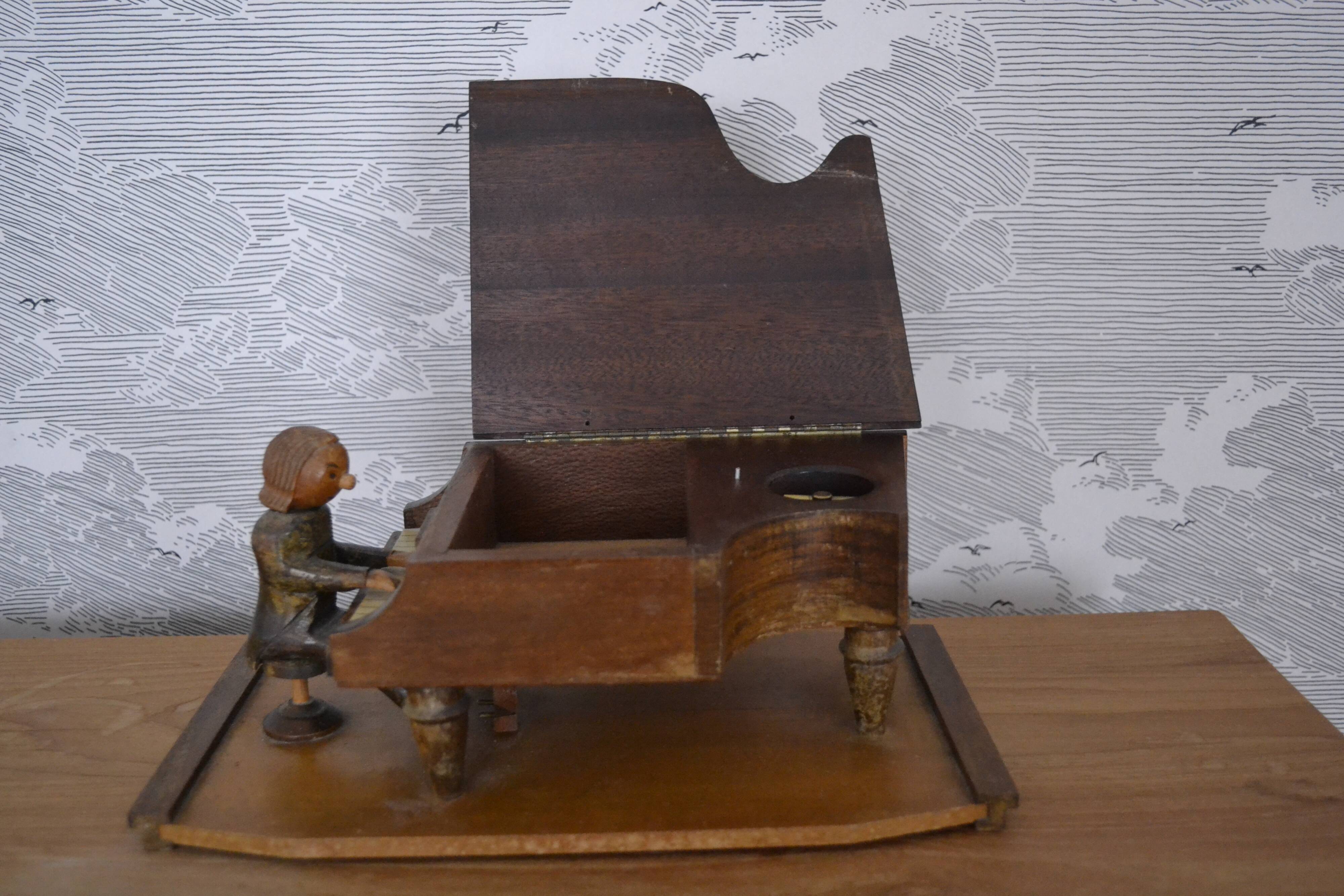 Boite à musique en bois "pianiste et son piano"