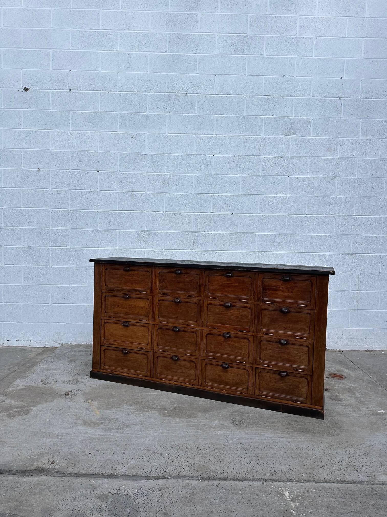 Grand miroir doré  ancien doté d’une moulure décorée et perlée  Parfait pou