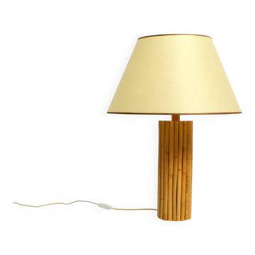 Lampe de table en bambou italienne des années 1970 avec un grand abat-jour en papier huilé.