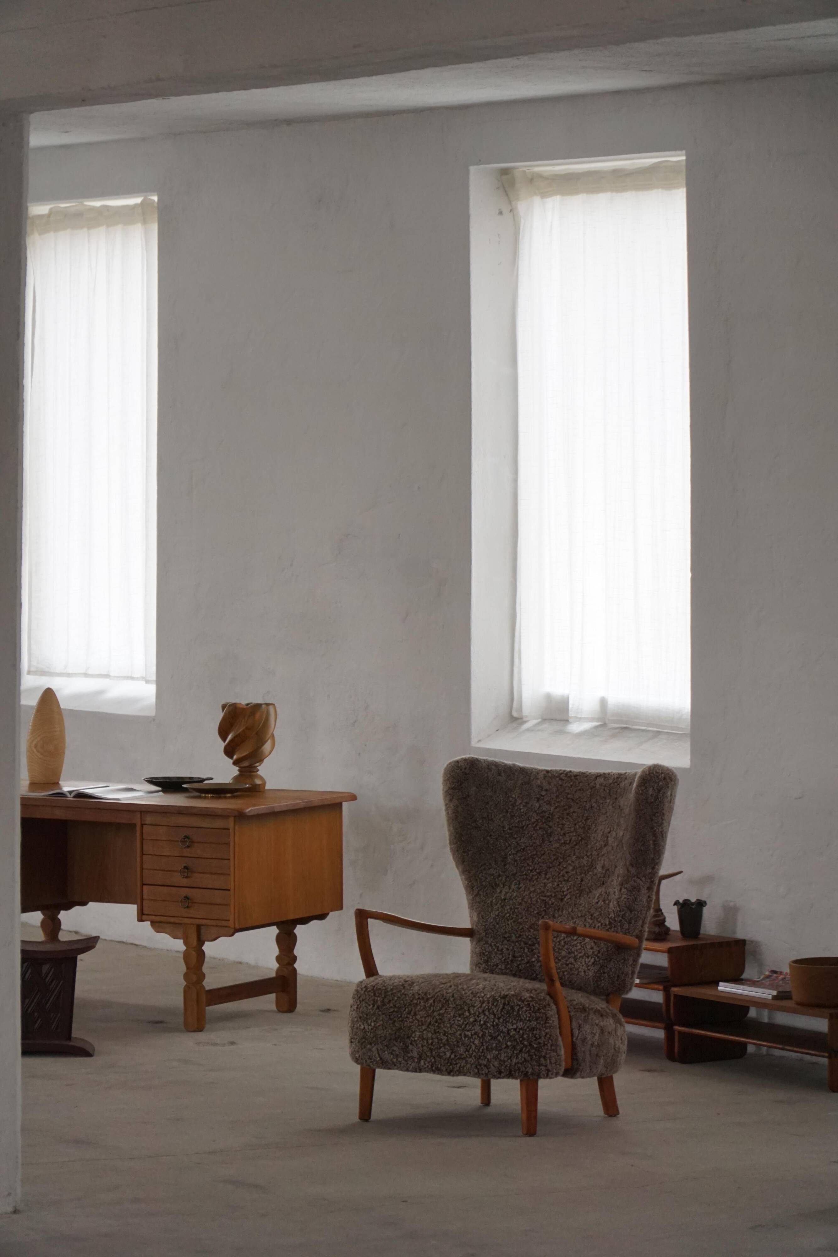 High-backed chaise longue in oak and lambswool, Danish Modern, Viggo Boesen, 1950s.