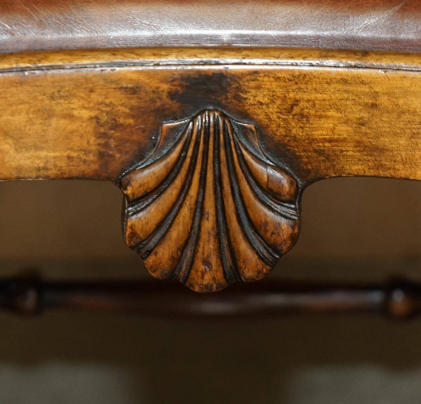 Fauteuil Bergère Antique Thomas Chippendale sculpté Claw & Ball cuir