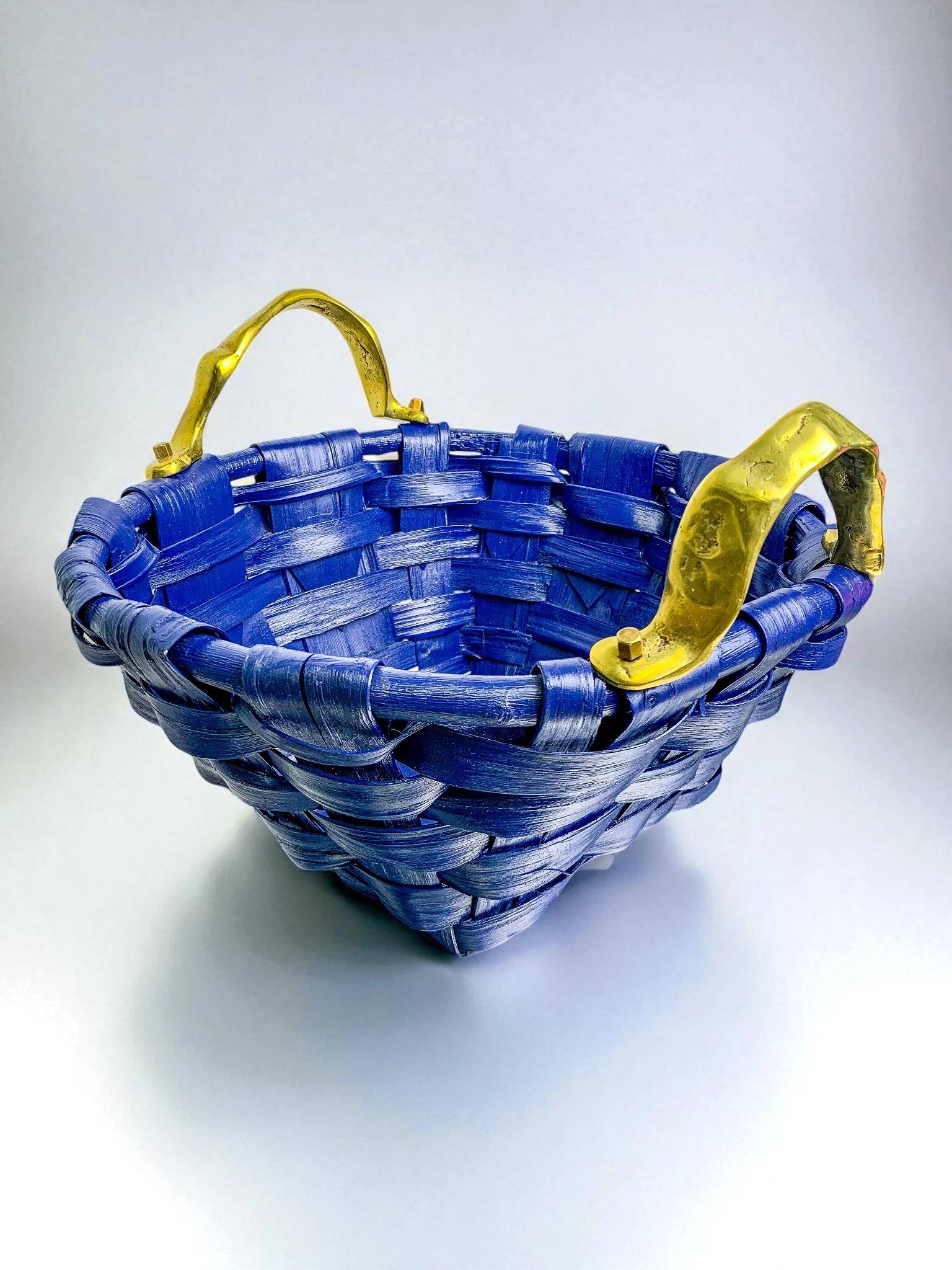 Panier brutaliste large par David Marshall, en rotin bleu cobalt et poignée en bronze, années 1980.