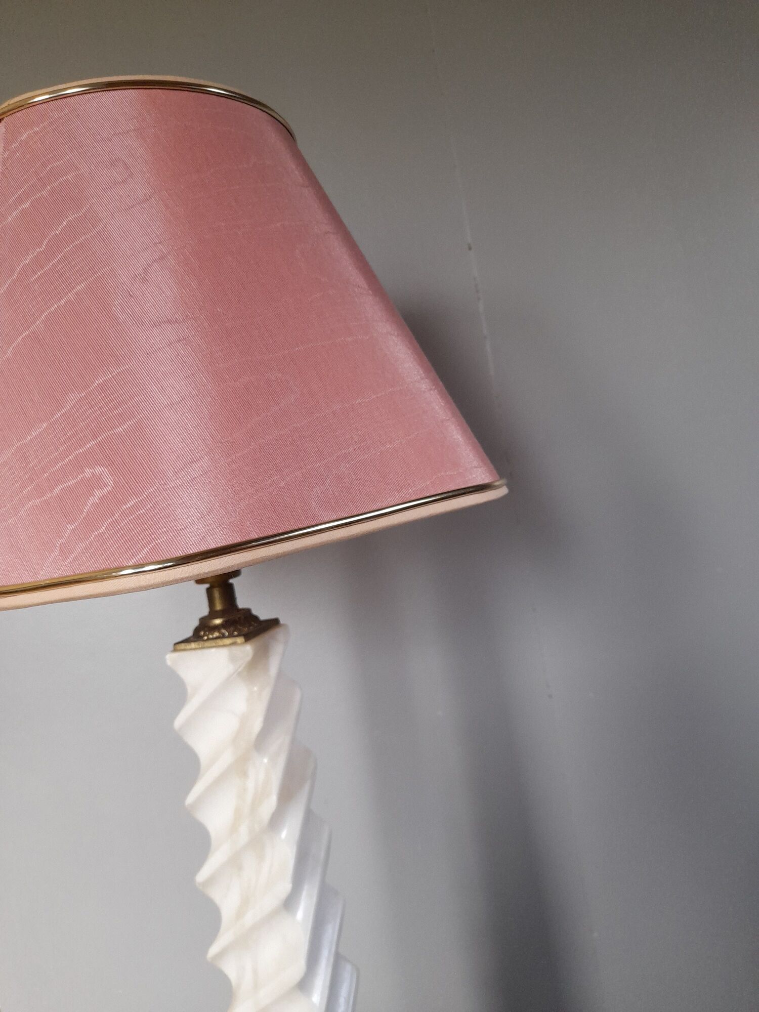Twisted lamp foot in white marble and brass, square base - 1950's