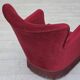 Fauteuil danois des années 1970, velours de mobilier rouge cerise, pieds en bois de chêne.