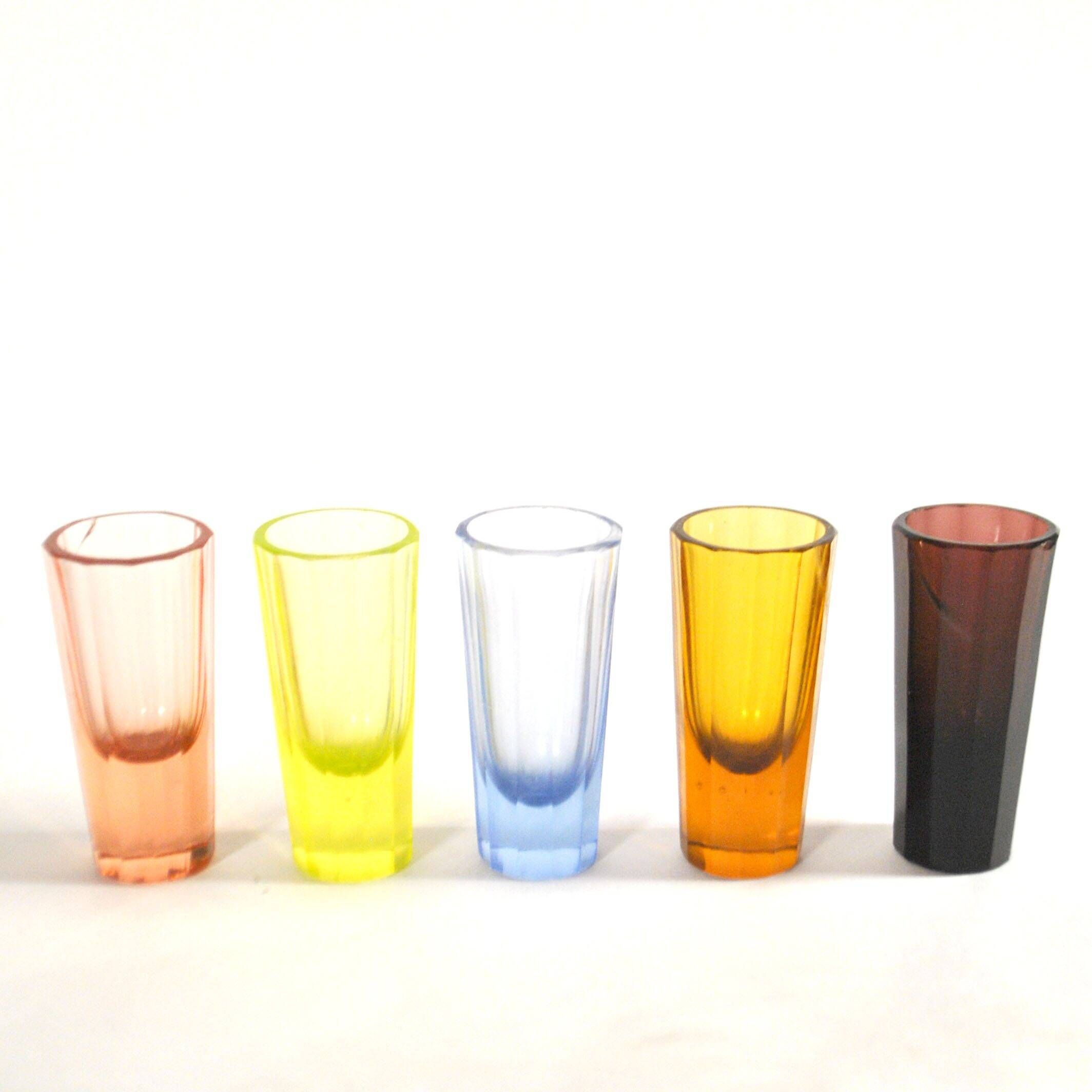 Set of 5 Art Deco 1920s shooter glasses in coloured and uranium glass - ouraline.