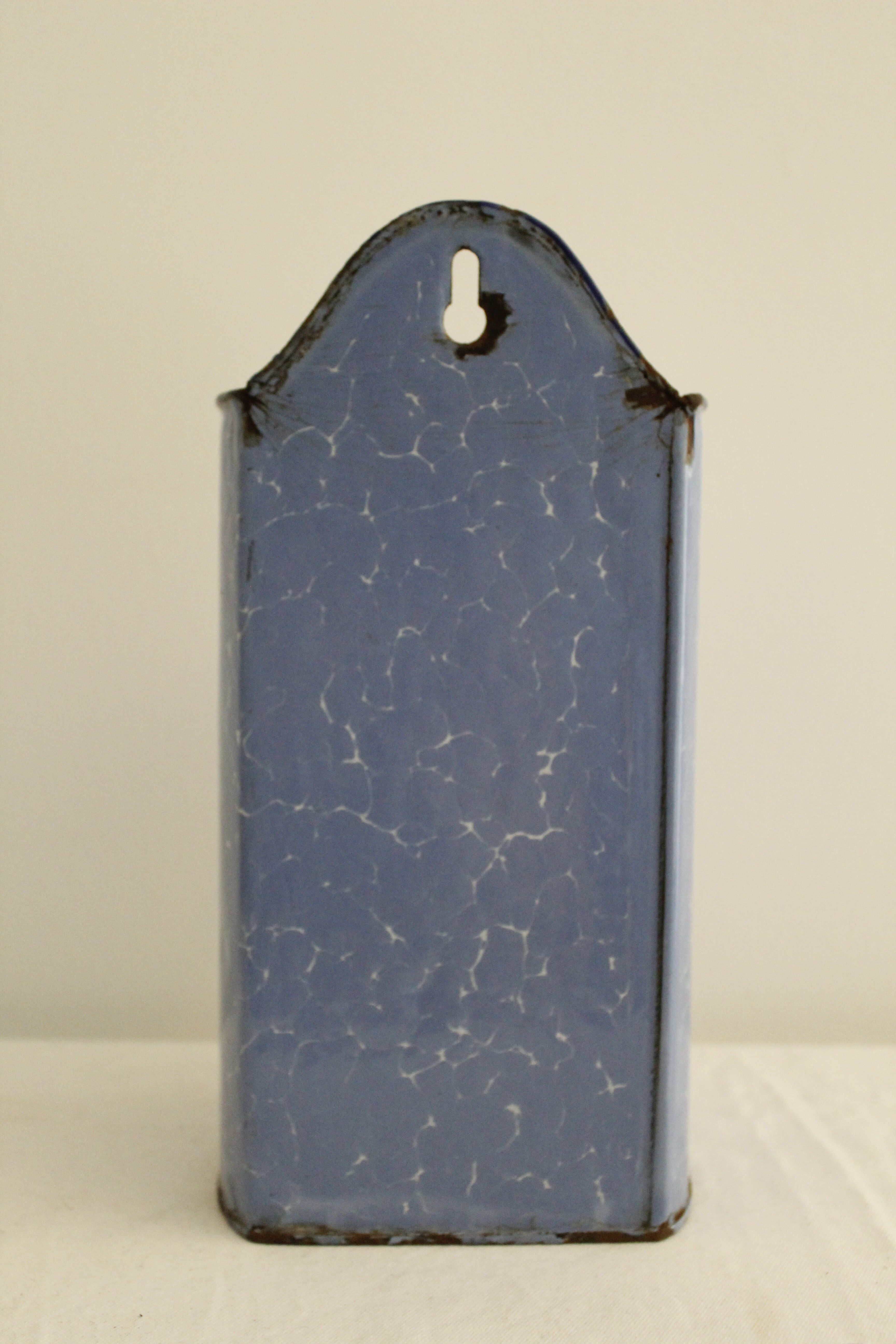 Enamelled metal wall fountain - light blue