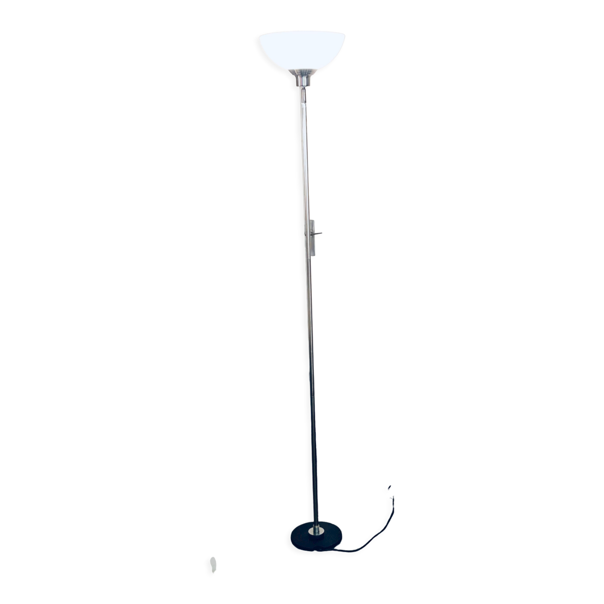 Discreet floor lamp
