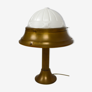 Lampe Art Déco en laiton patiné et verre moulé, vers 1930