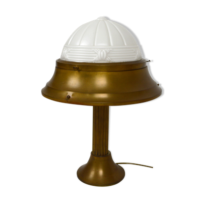 Lampe Art Déco en laiton patiné et verre moulé, vers 1930