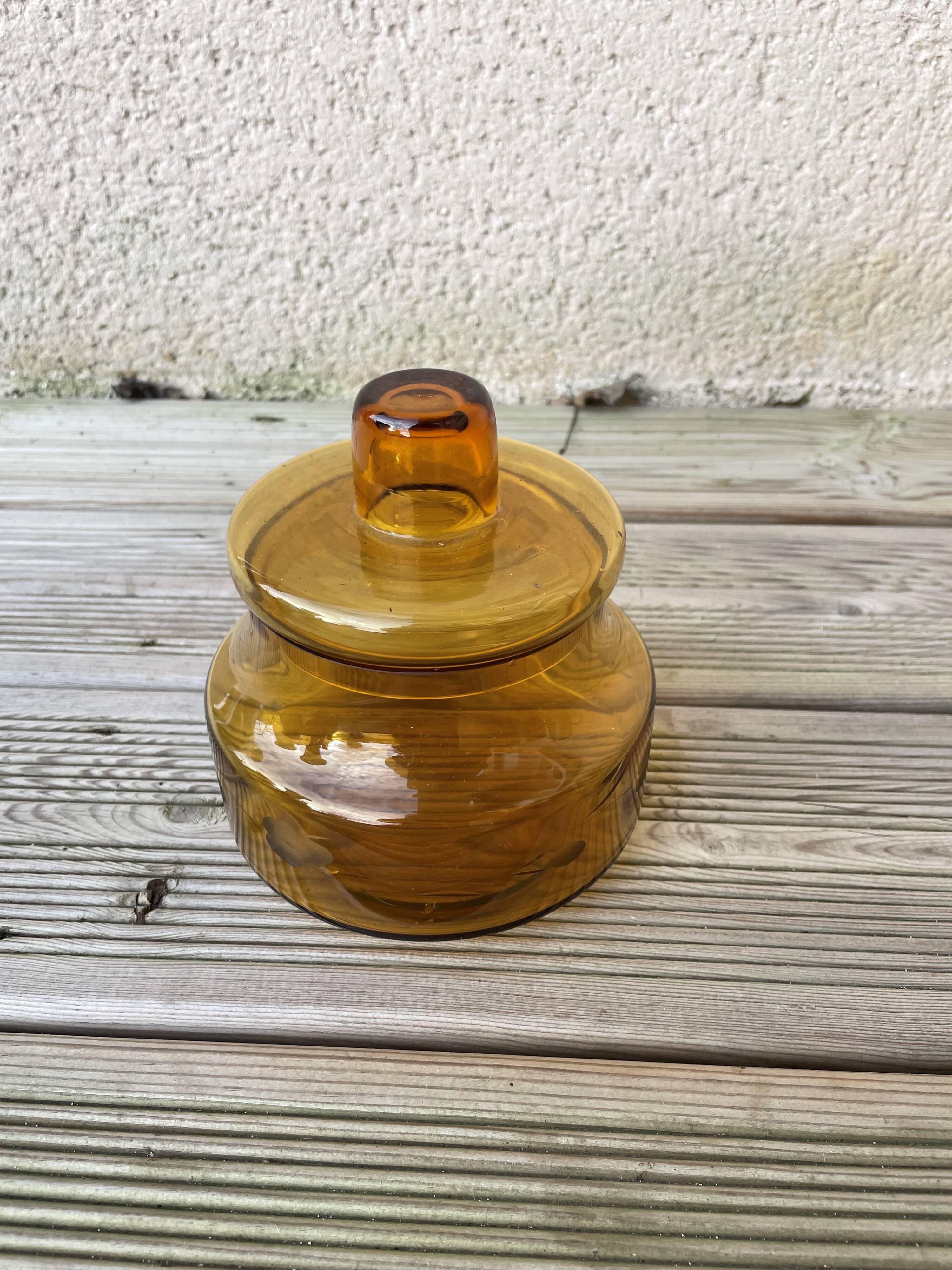 Set of 17 decorative items