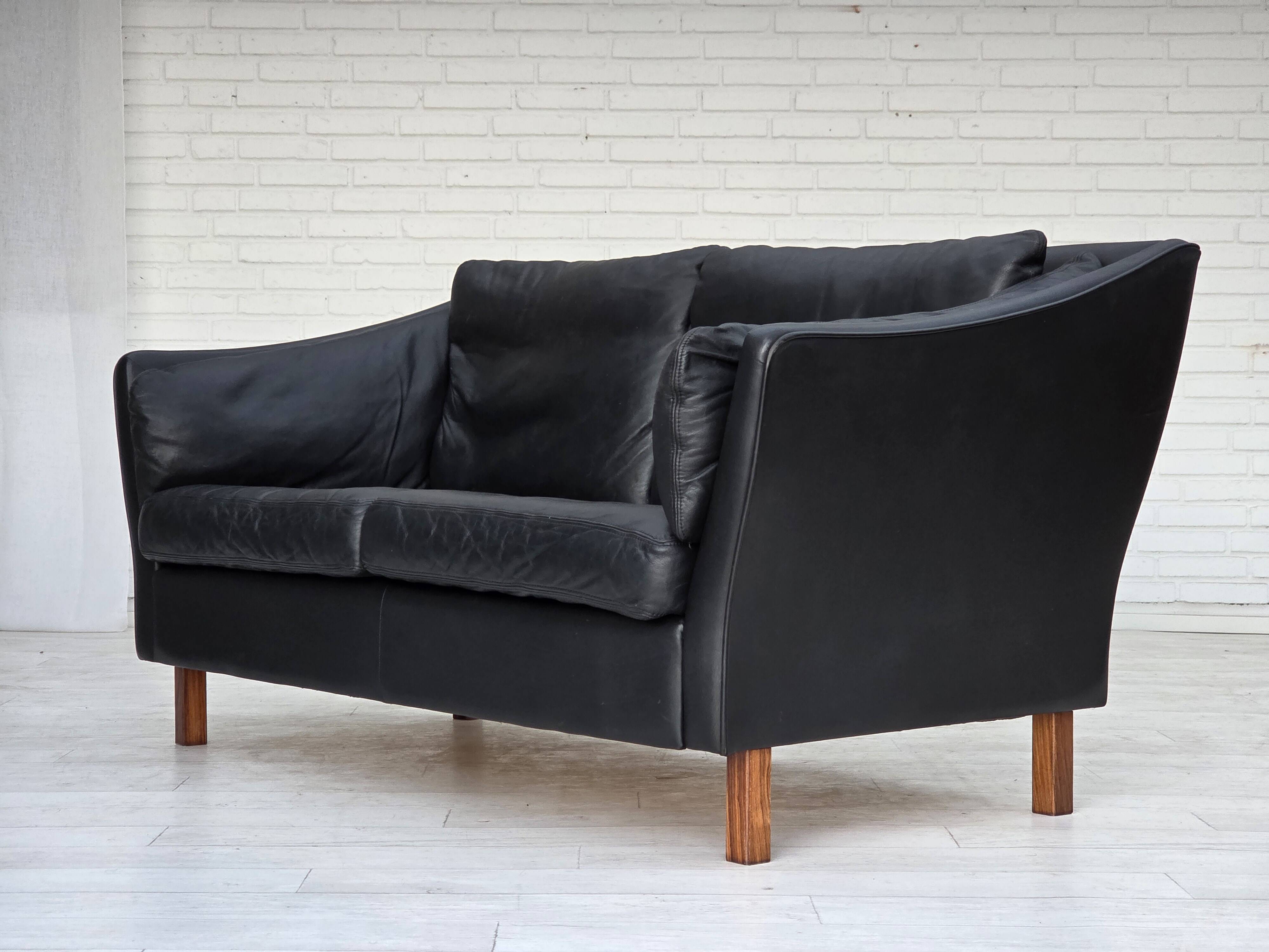 Canapé danois 2 places des années 1970, cuir d'ameublement noir d'origine, bois de teck.