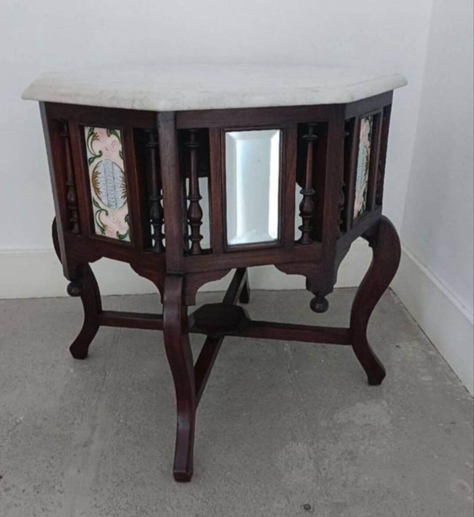 Colonial table in teak and ceramic