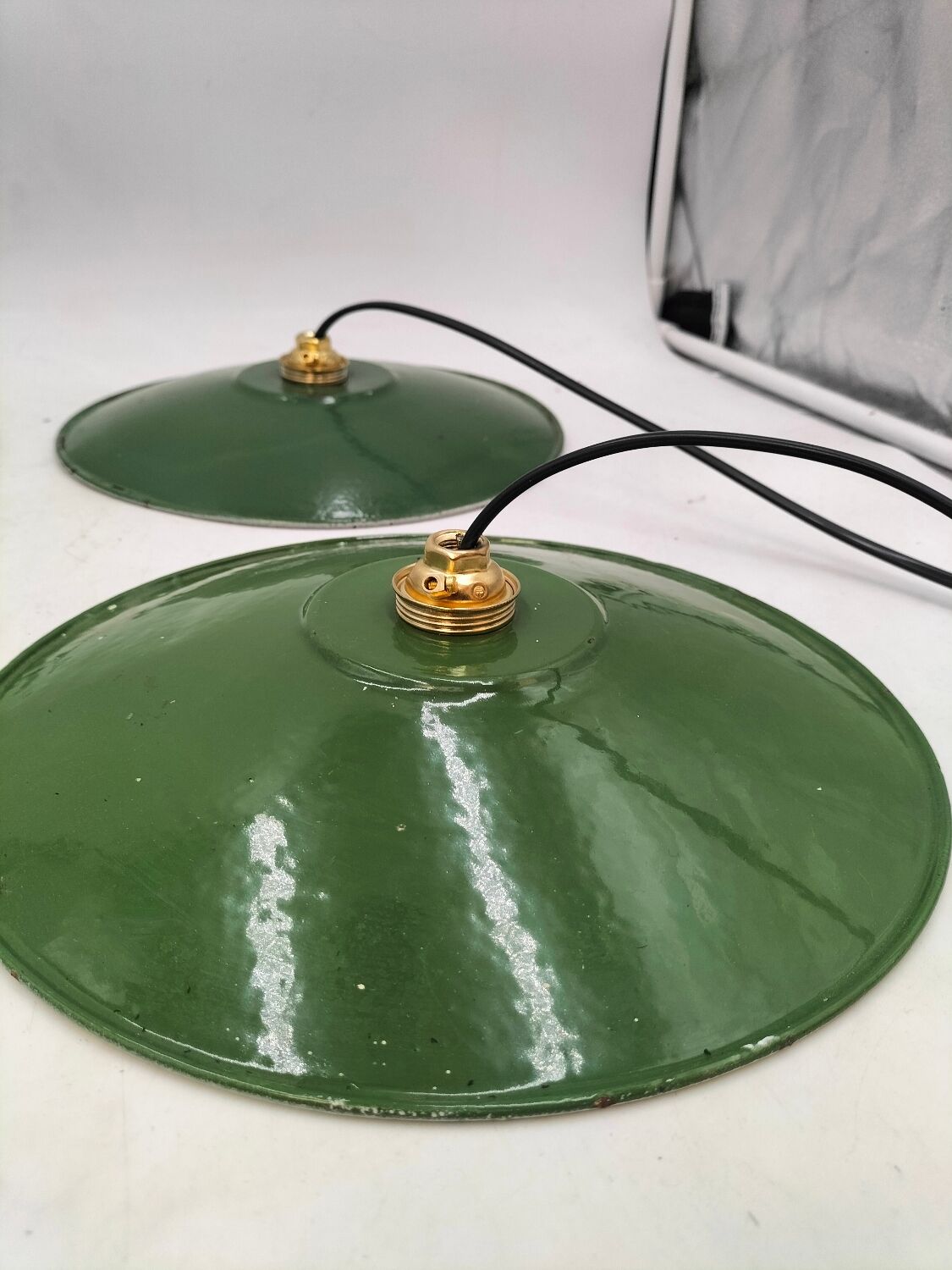 Suspensions in enamelled sheets