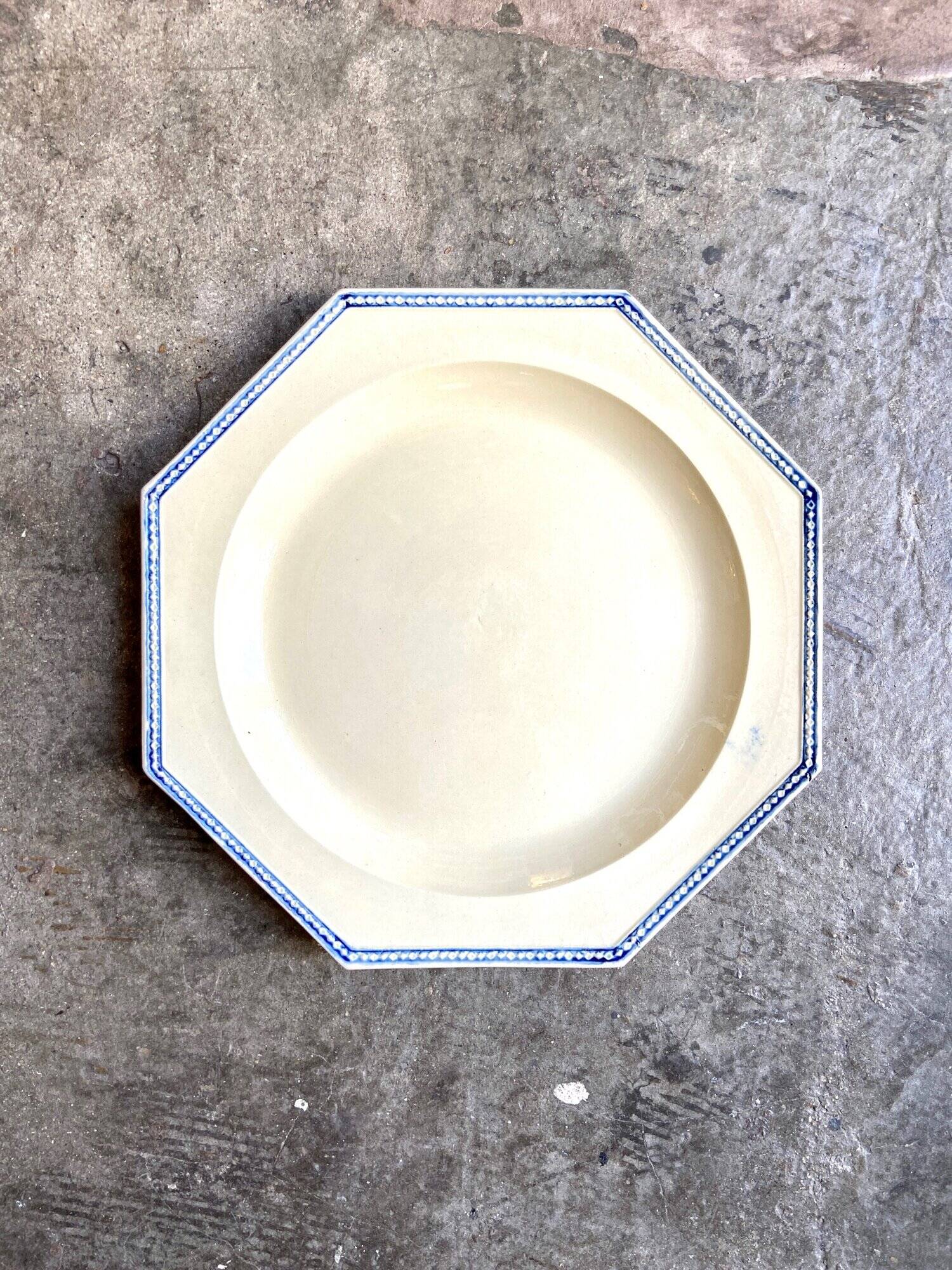 Assiette plate octogonale en terre de fer de Chantilly