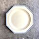 Assiette plate octogonale en terre de fer de Chantilly