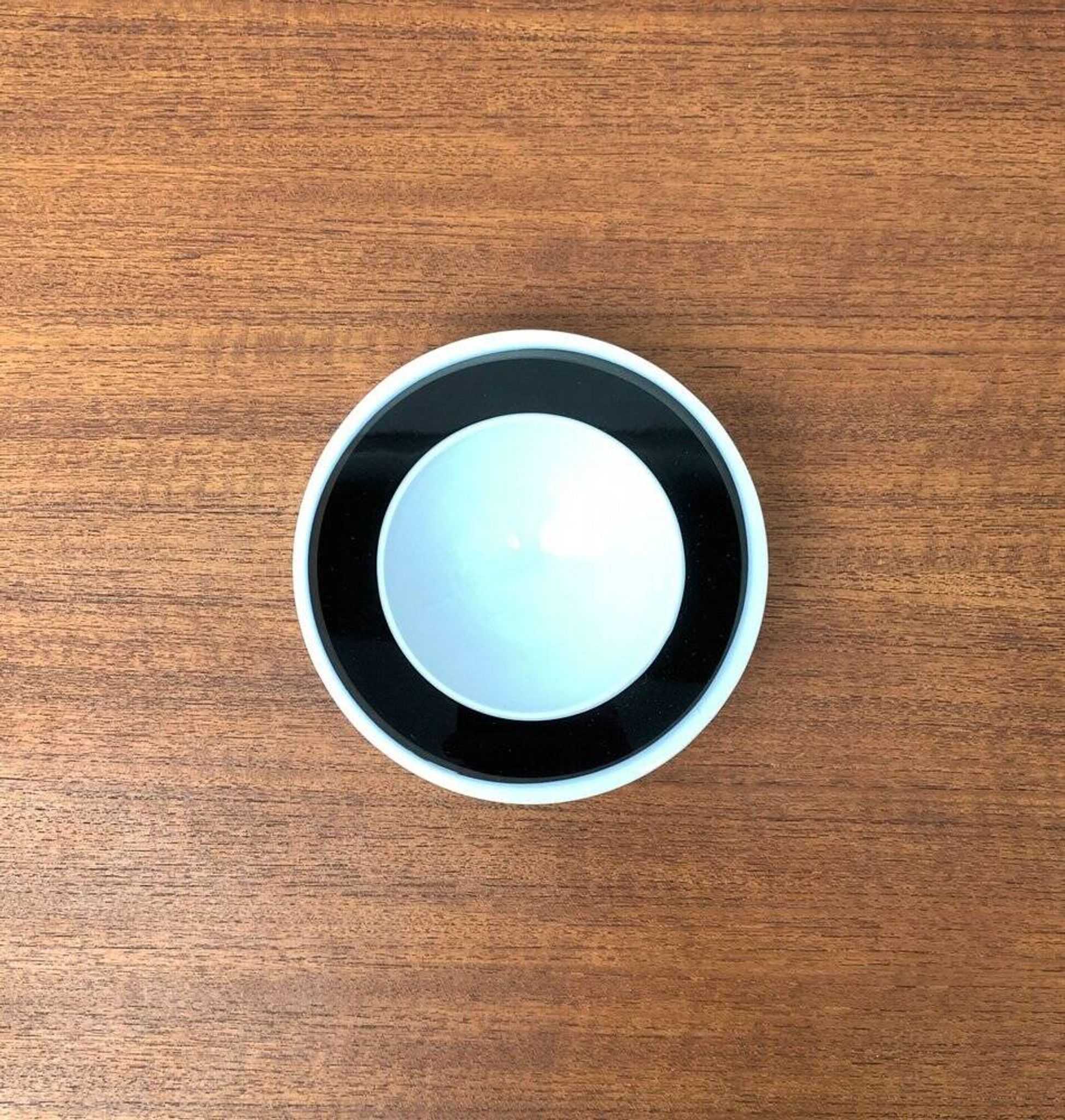 Postmodern glass bowl from mid-century Italy by Alessandro Pianon for Vistosi, 1960s.