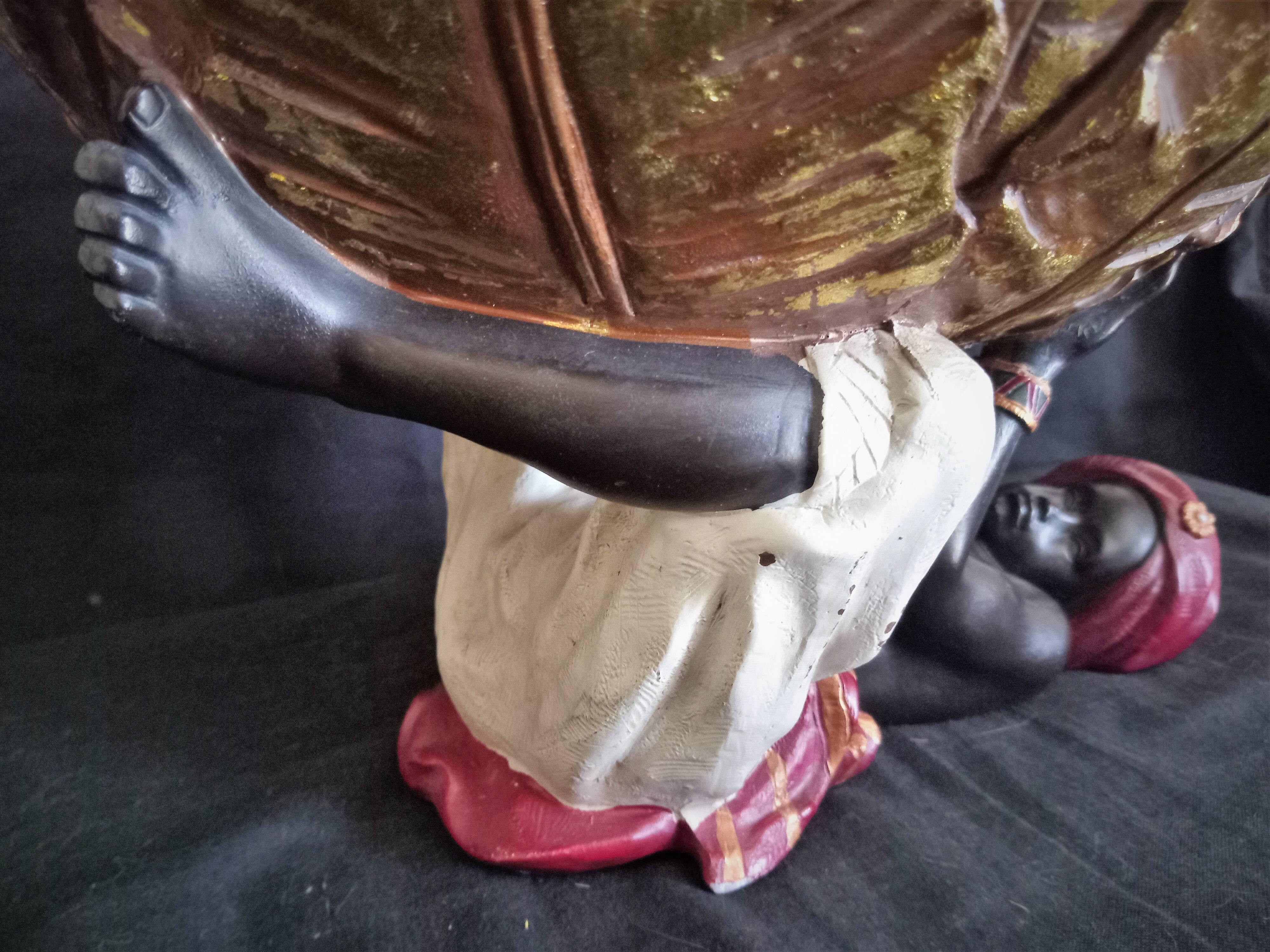 Centerpiece (empty pocket) in resin with African character