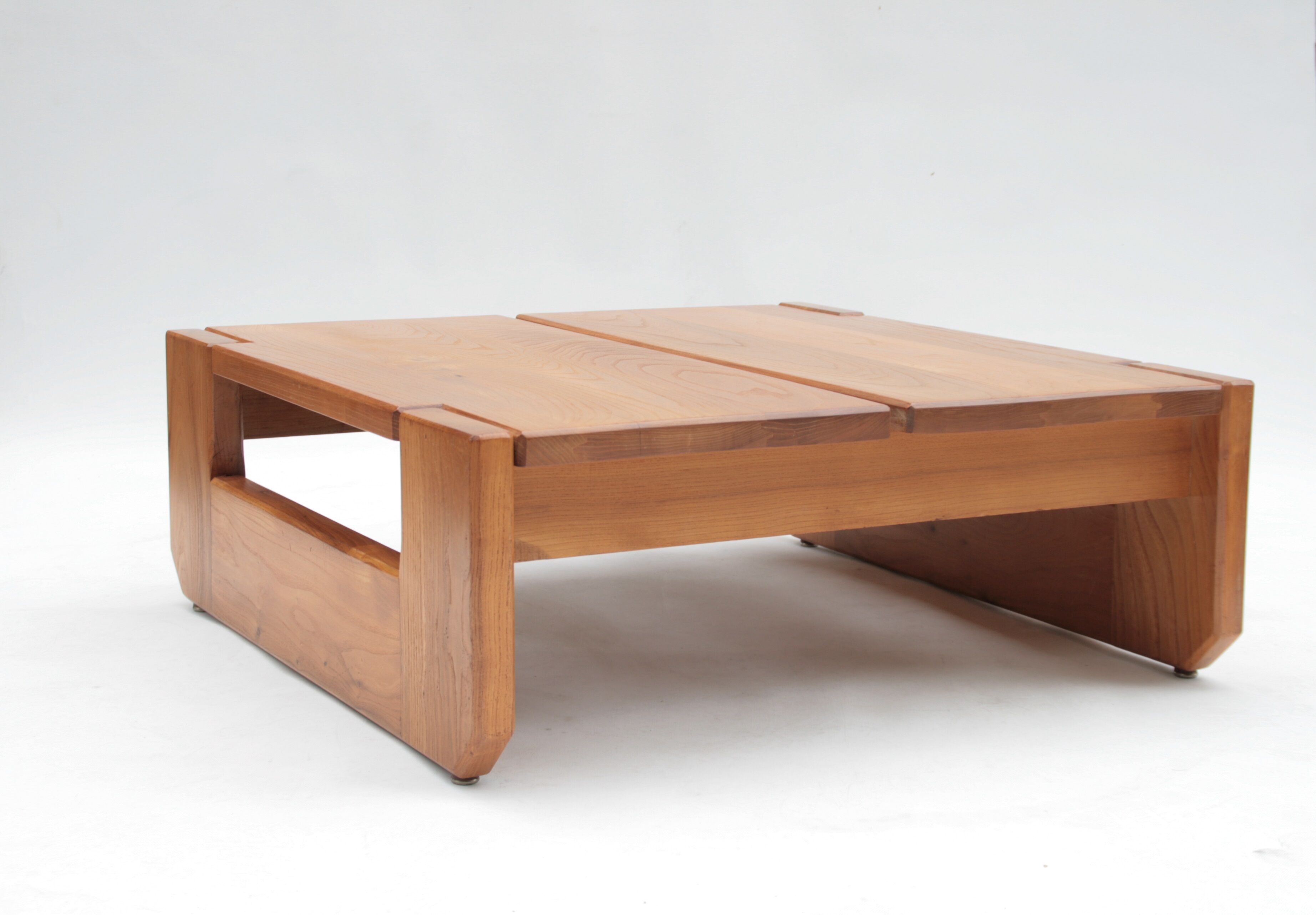 Table basse en orme par la Maison Regain, 1960