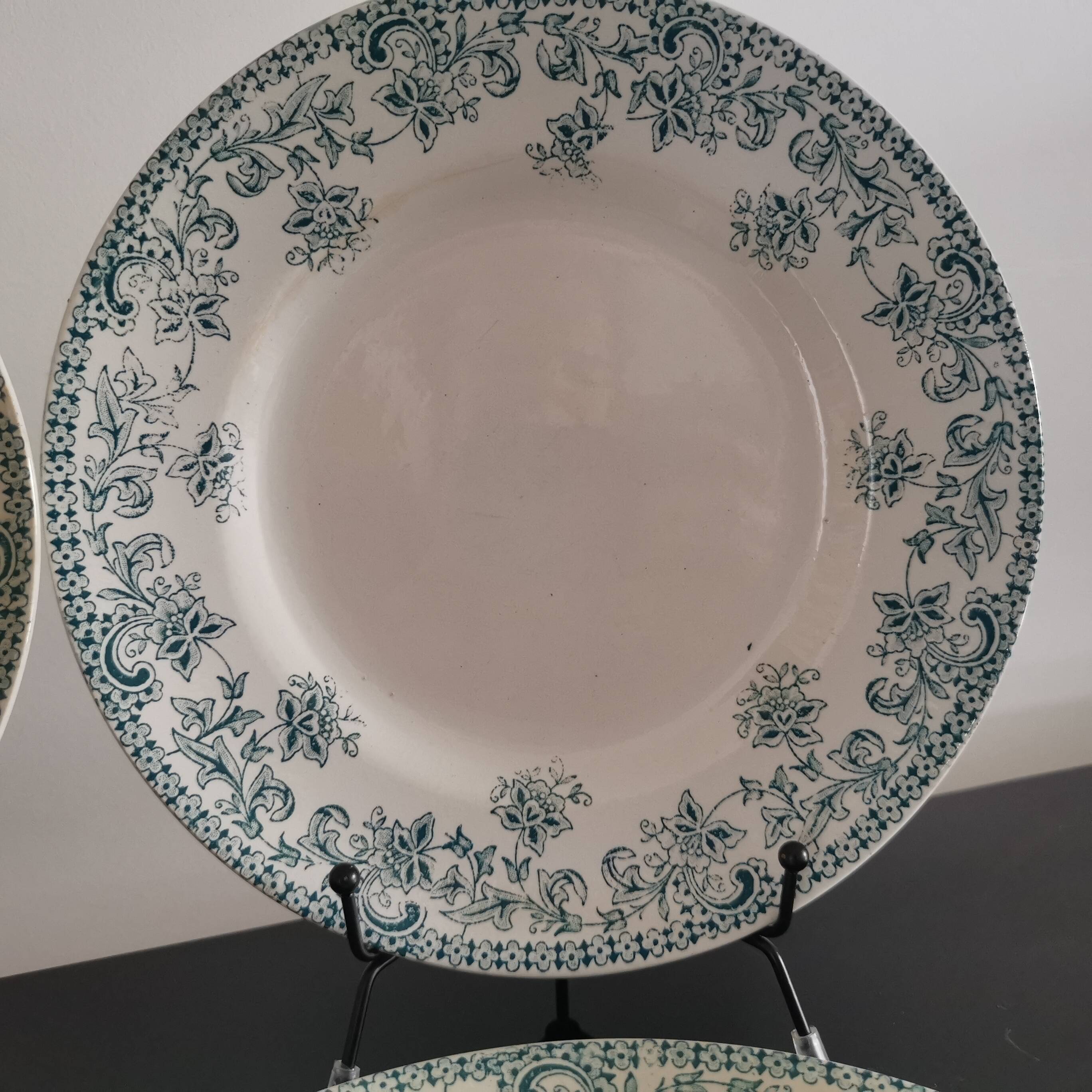 7 Jane model flat plates with dark green floral decoration Saint-Amand