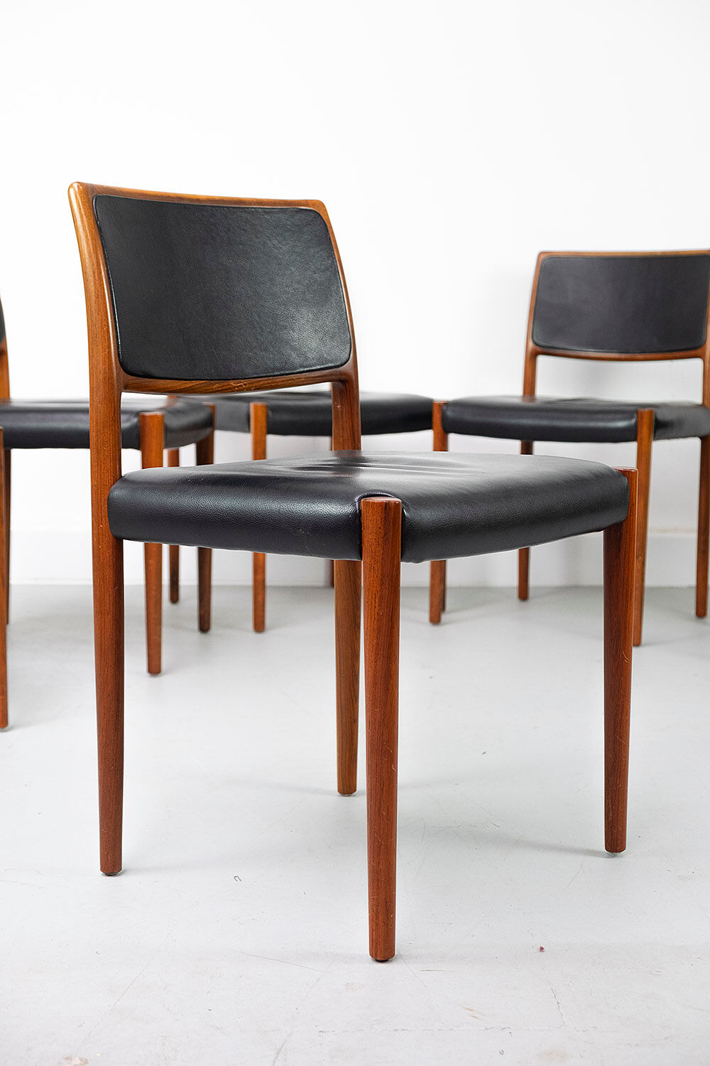 Set of 6 wooden Dining Chairs with black Leather, 1960