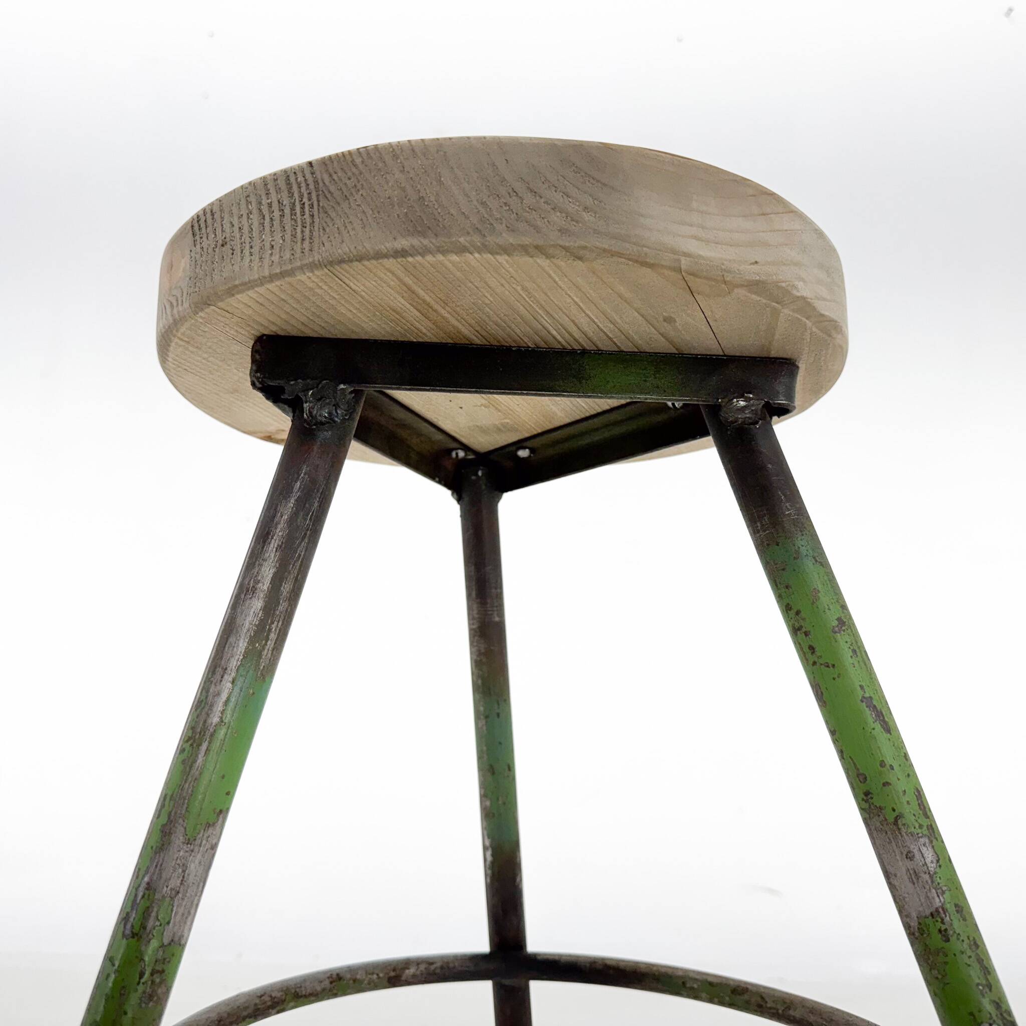 Tabouret trépied industriel vintage en acier et bois, 1950
