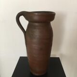 Vase-pichet artisanal en grès. formes irrégulières
