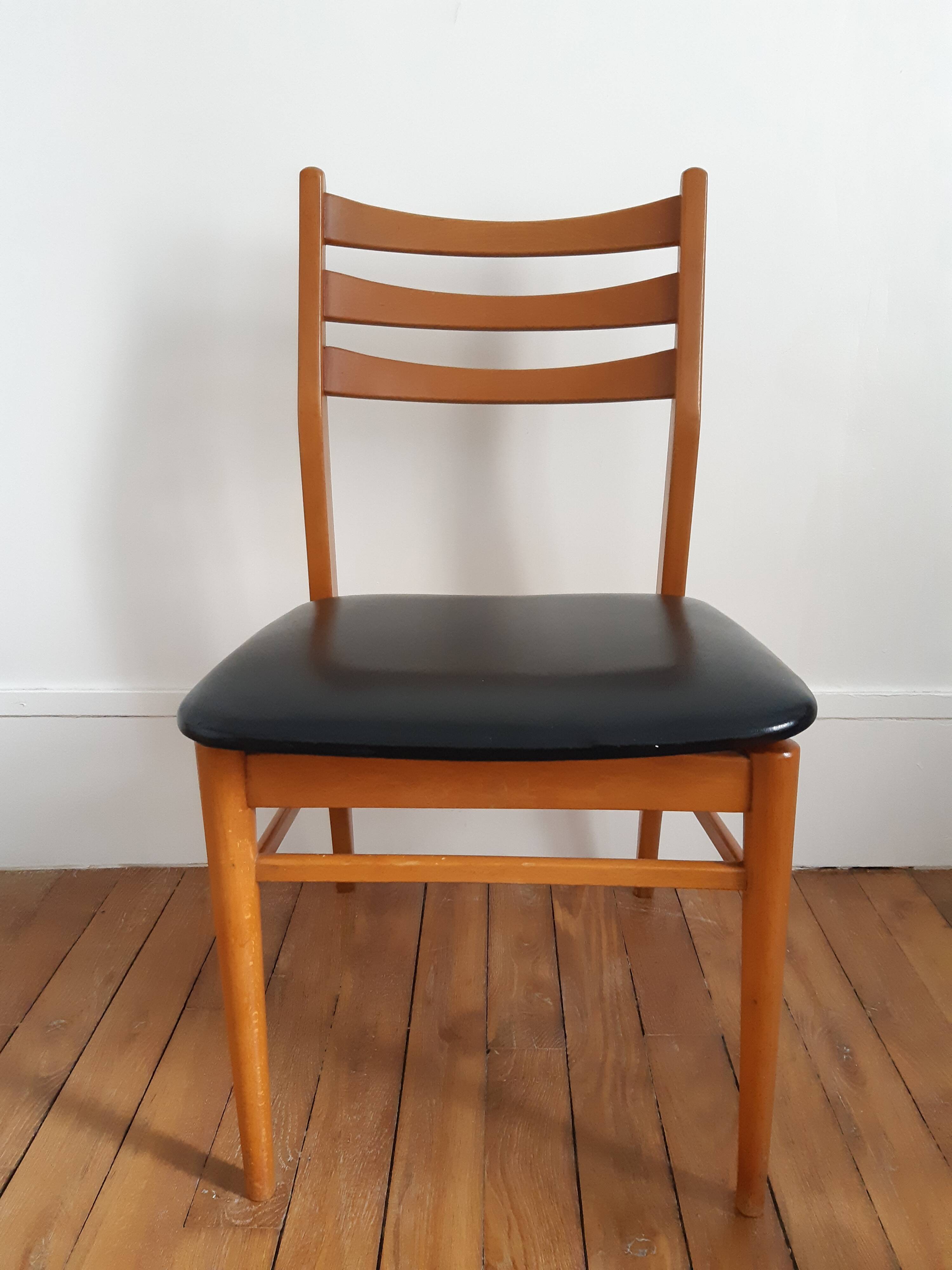 Set of 2 wooden chairs and skai