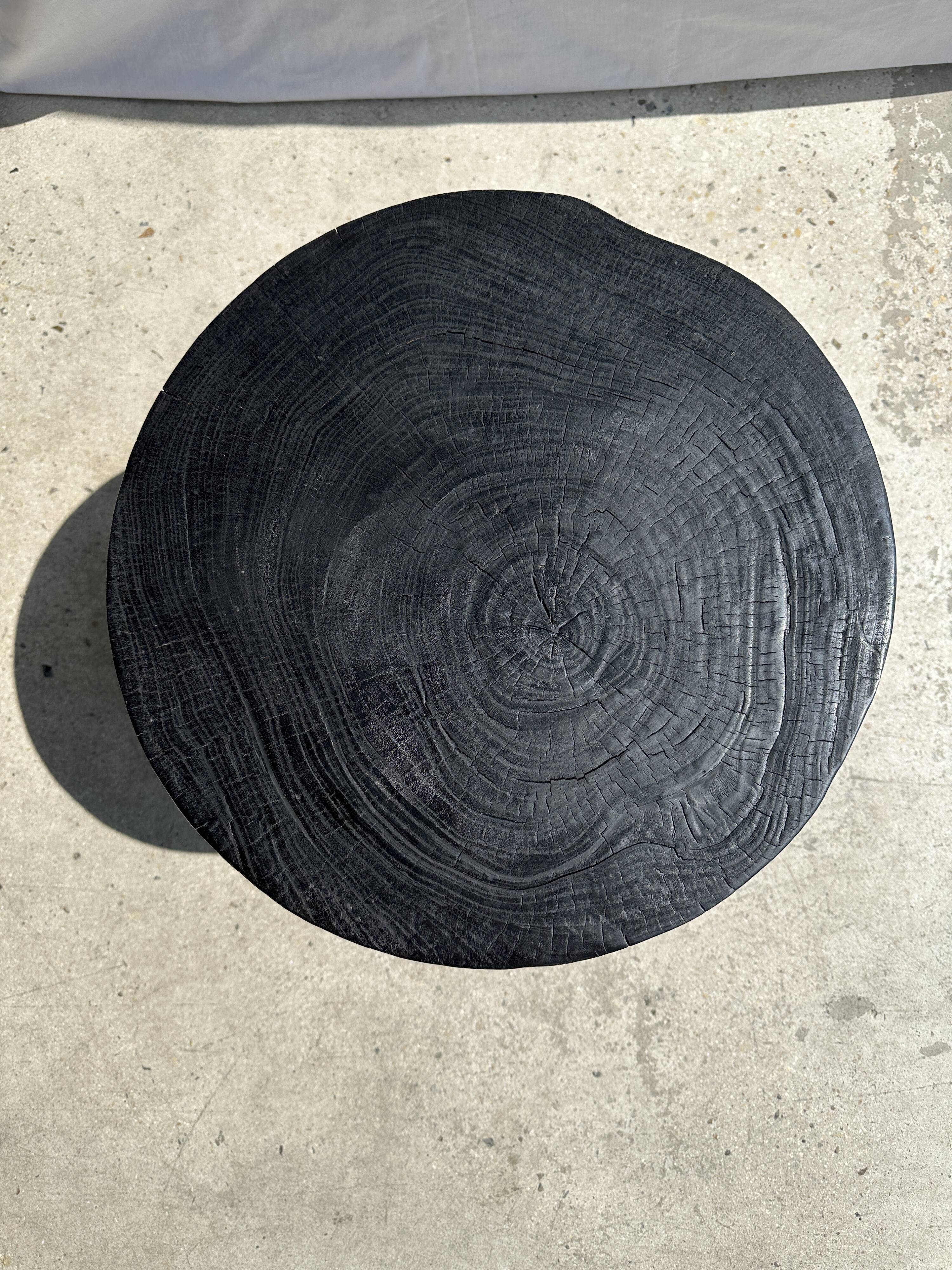 Black mango wood tripod side table with a semi-spherical top, height: 45 cm, diameter: 44 cm.