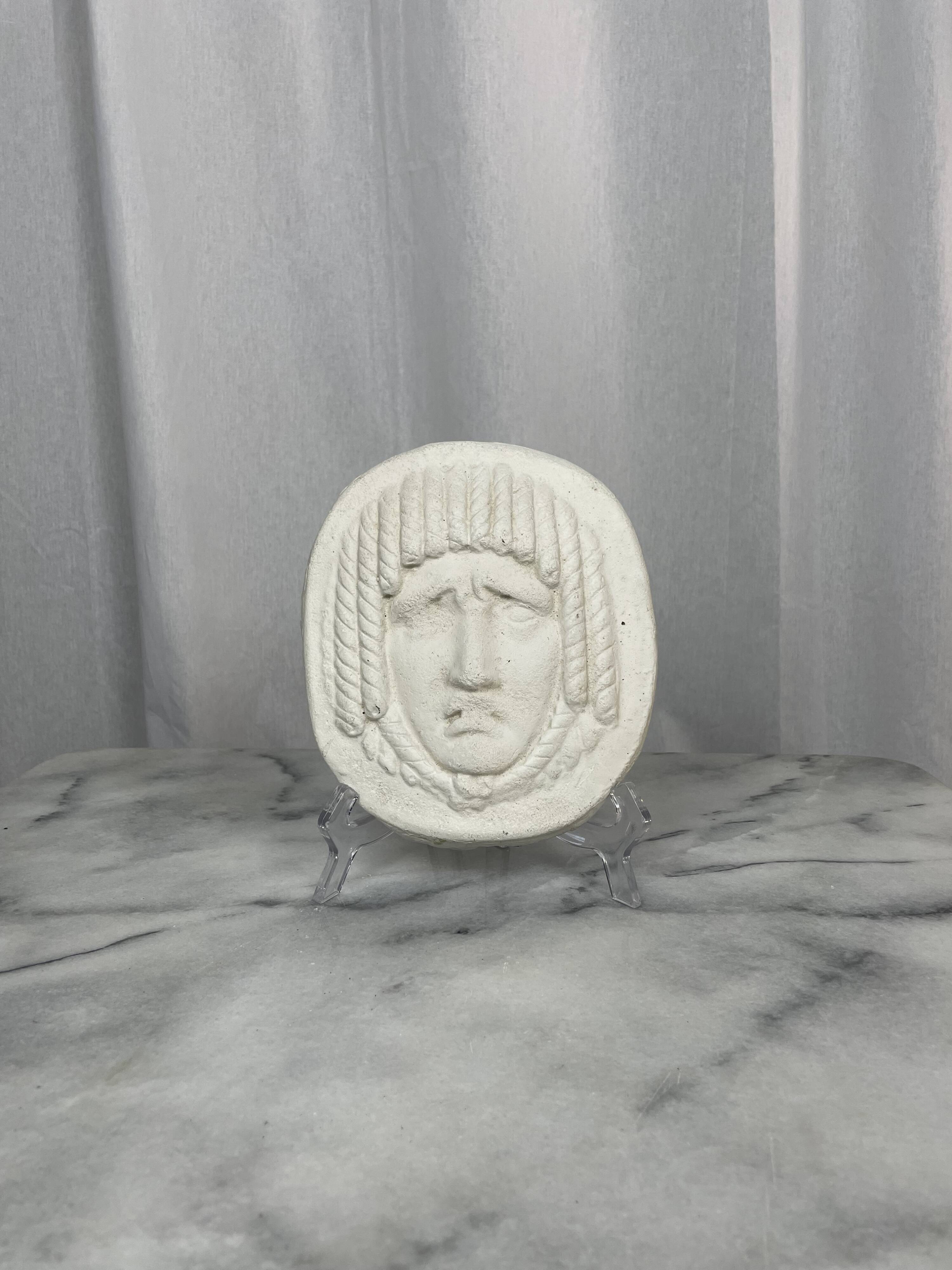 Masque de style visage en bas-relief antique