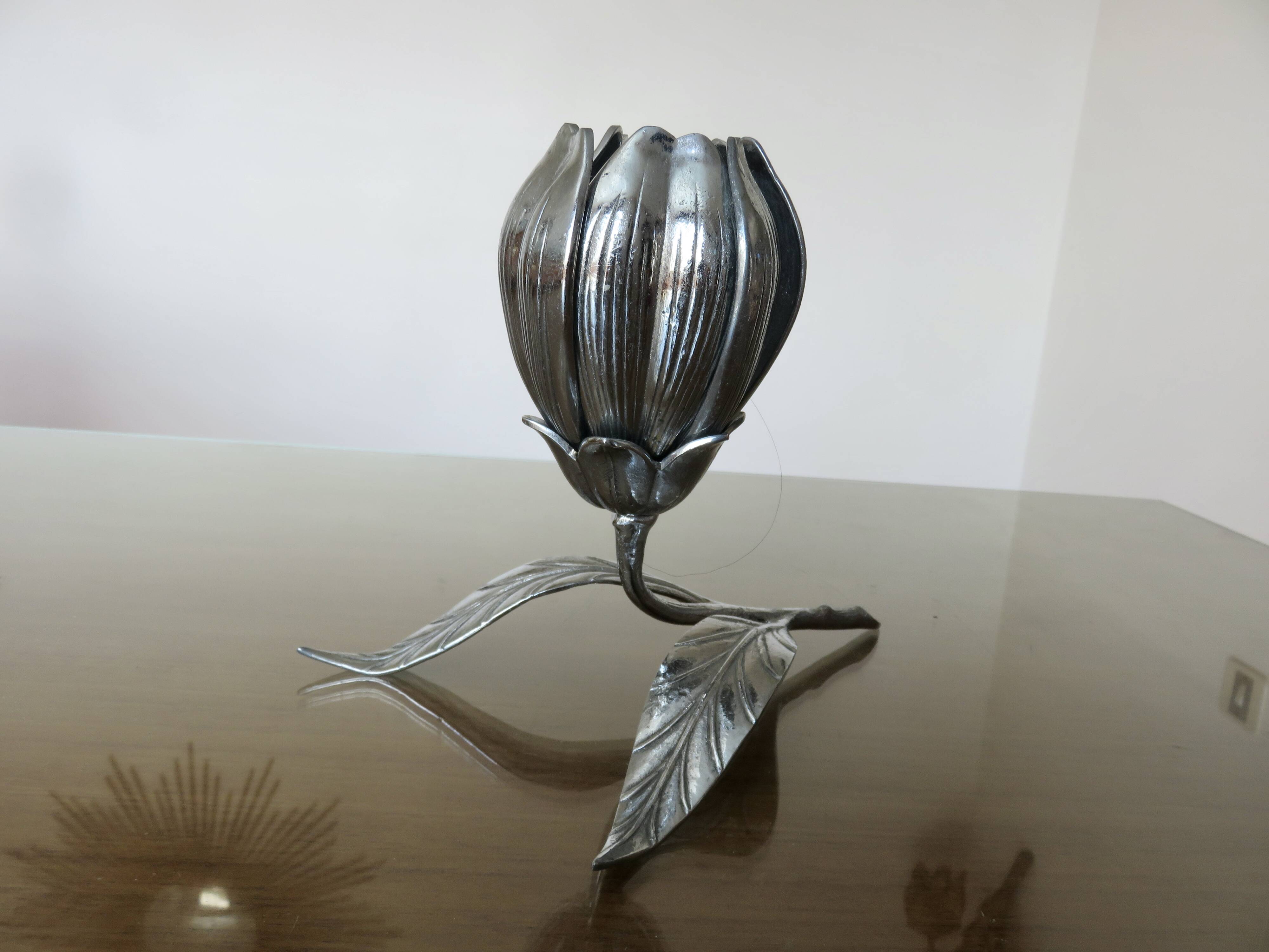 Flower ashtray in silver metal from the 60s and 70s