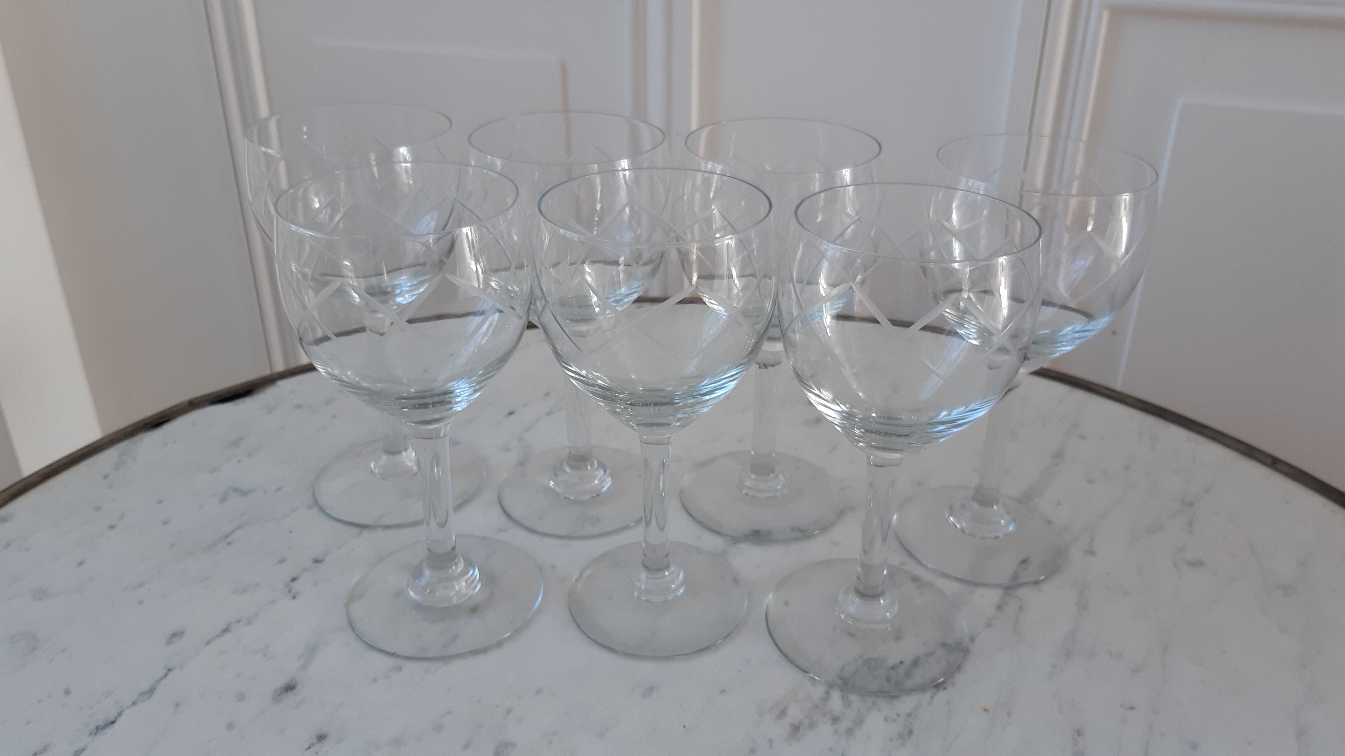 Set of 7 wine glasses engraved 50s
