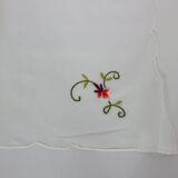 Nappe ronde brodée de fleurs colorées avec 8 serviettes