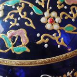 Vase boule bleu cobalt/Motifs floraux & liseré or en relief peints main