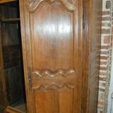 Armoire en chêne moulurée