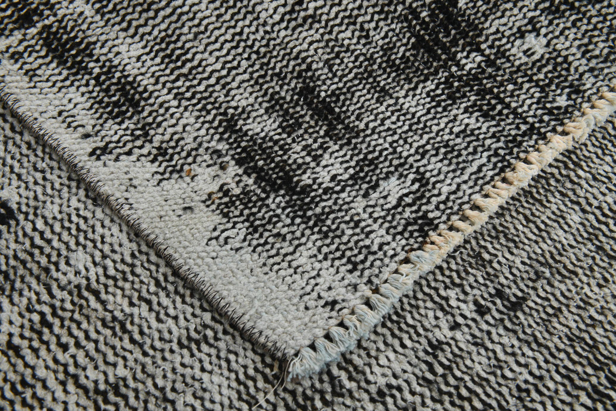 7x9 distressed black vintage rug, 205x292cm