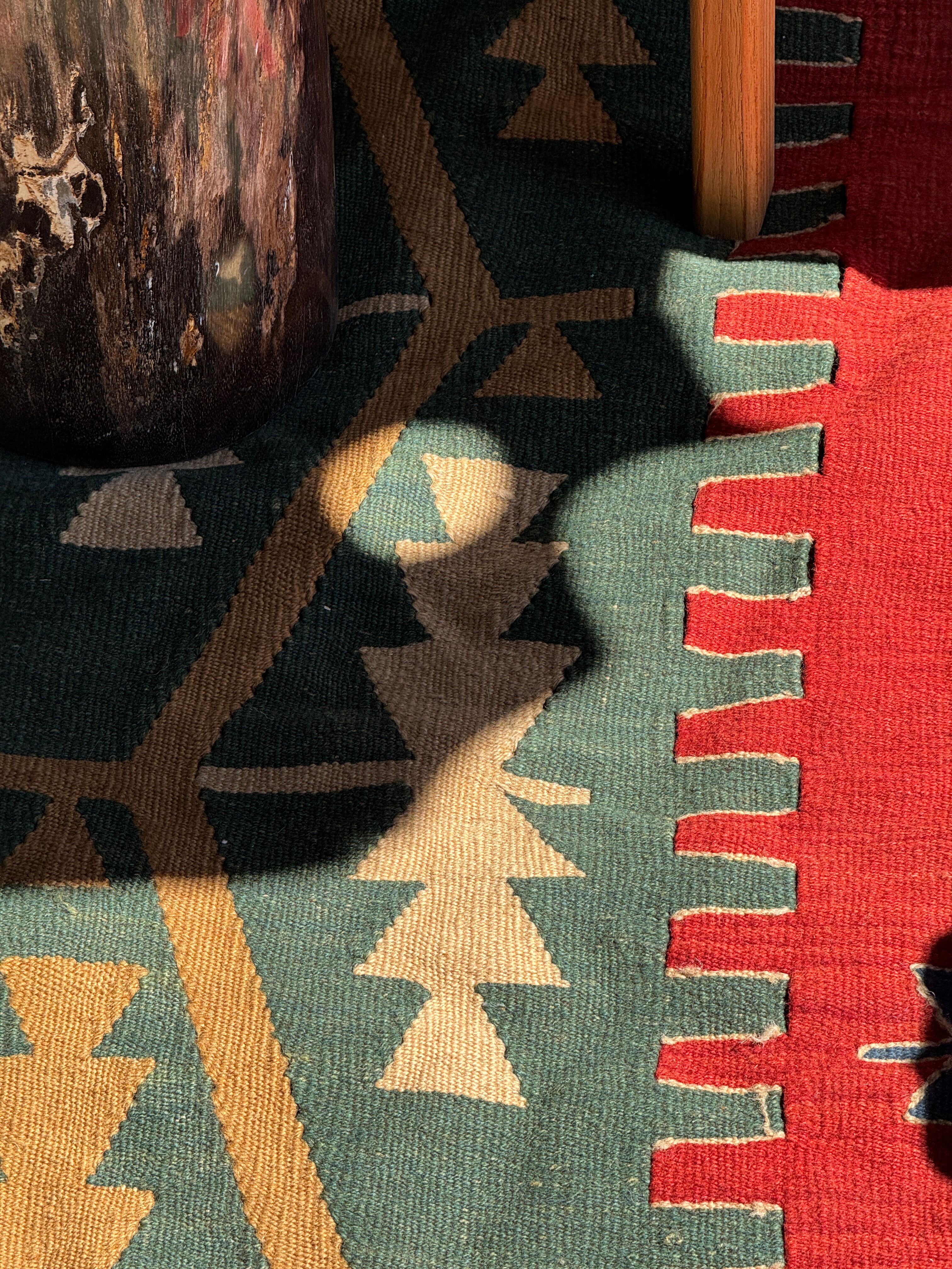 Large Turkish rug with a dominant red colour 231x170.