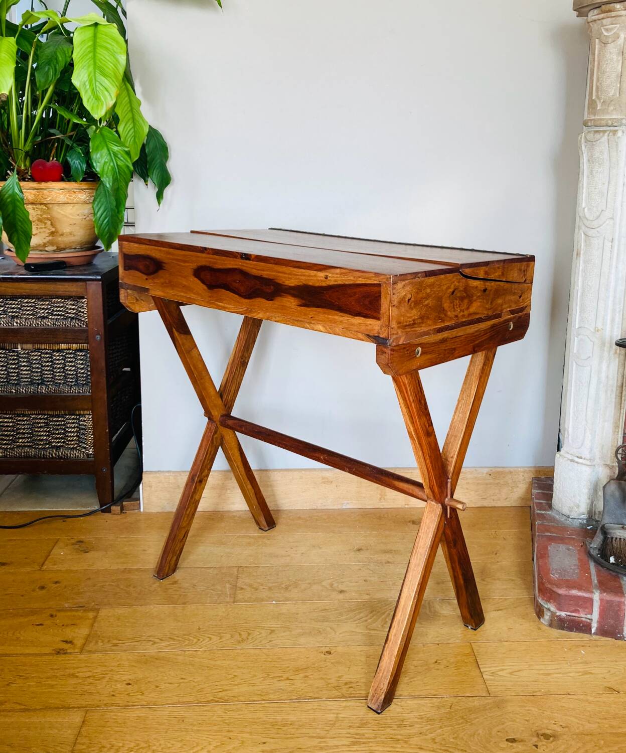 Desk, writing desk in solid rosewood and studded leather, 20th century.